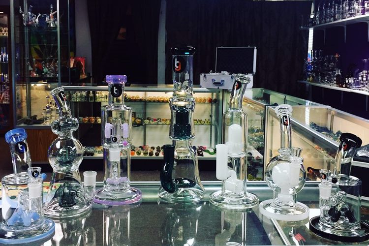 Bongs vs. Dab Rigs: Their Differences Compared