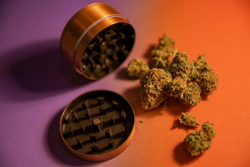 Cannabis Grinder Guide: FAQs, Types and Tips for Better Use